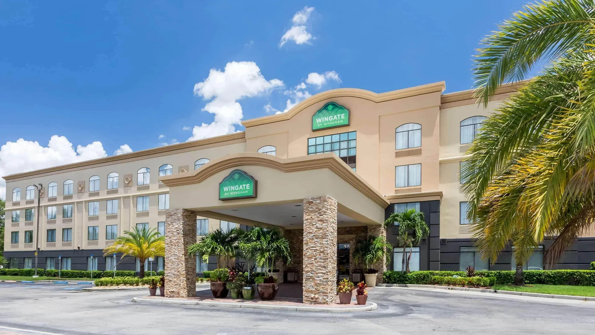 Staying Near Dr. P. Phillips Community Park: 6 Business Hotels Compared
