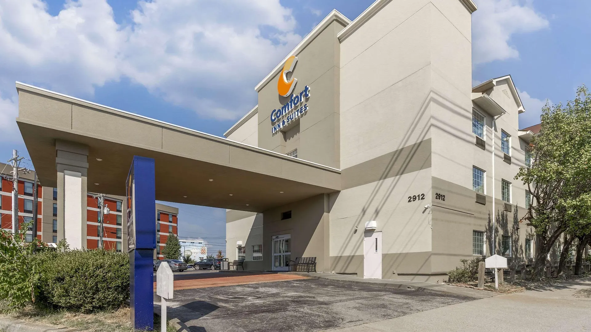 10 Airport Hotels Close to Louisville Galleria Shopping Center