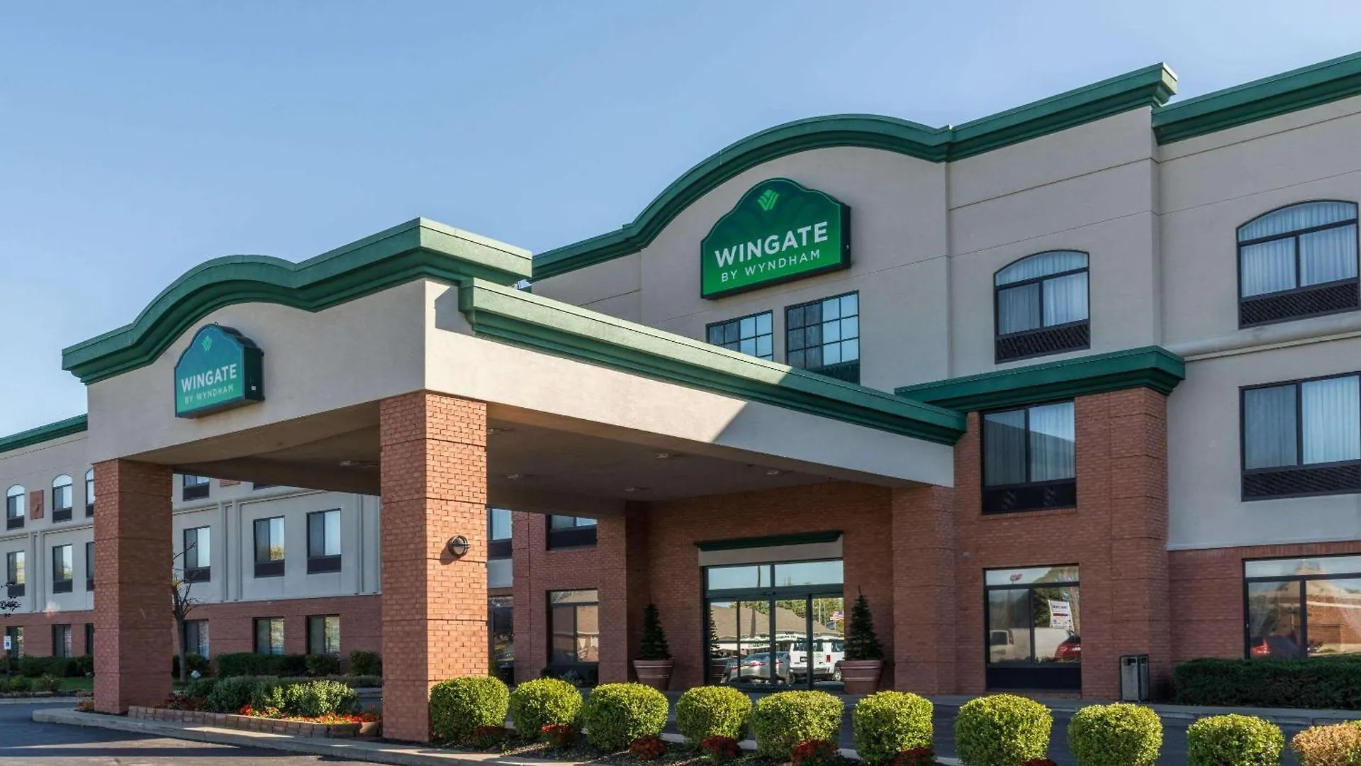 Where to Stay Near NCAA Hall of Champions: 8 Business Hotels