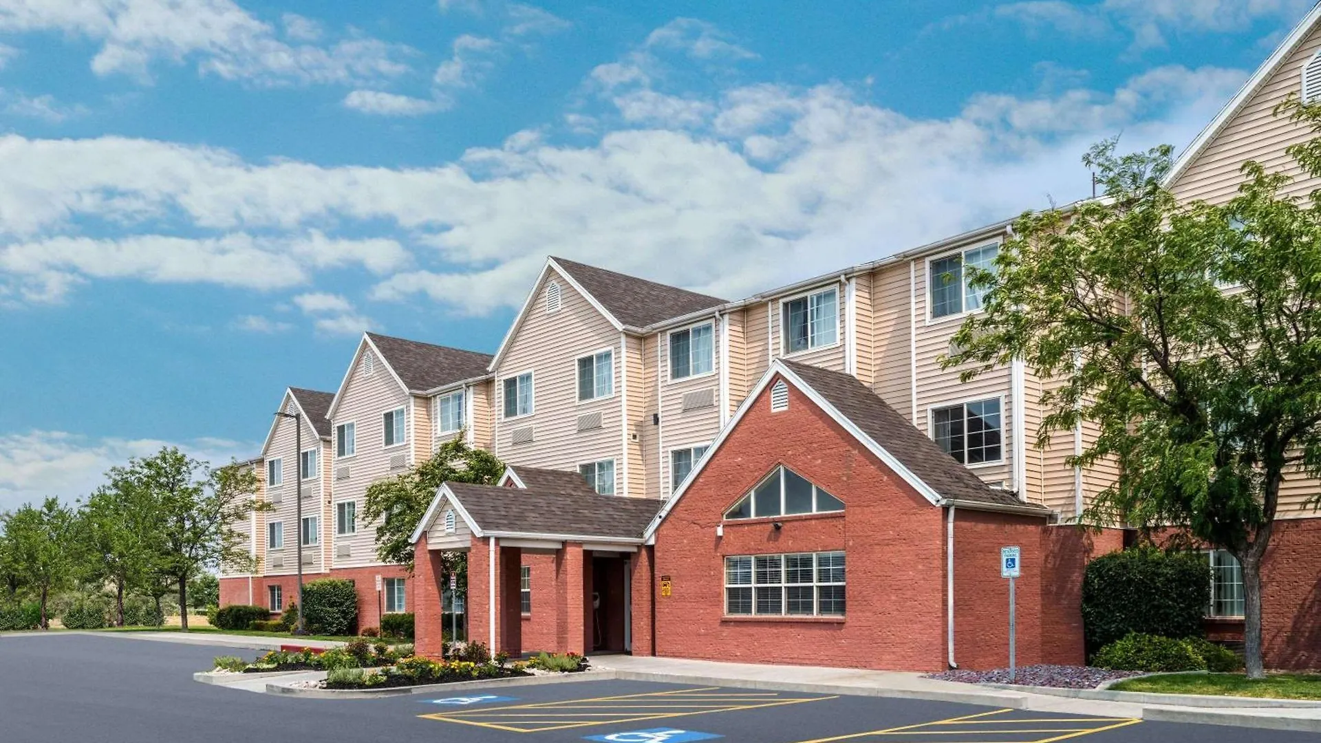 10 Airport Hotels Close to Salt Palace Convention Center