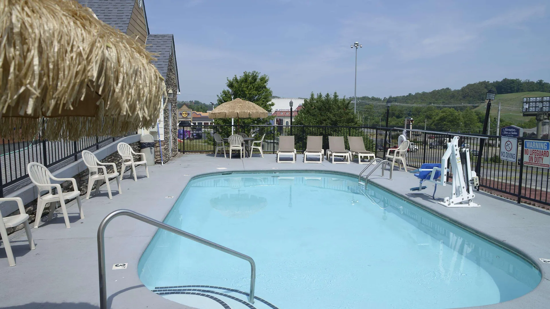 6 Budget Hotels Near Dolly Parton Statue Worth Booking