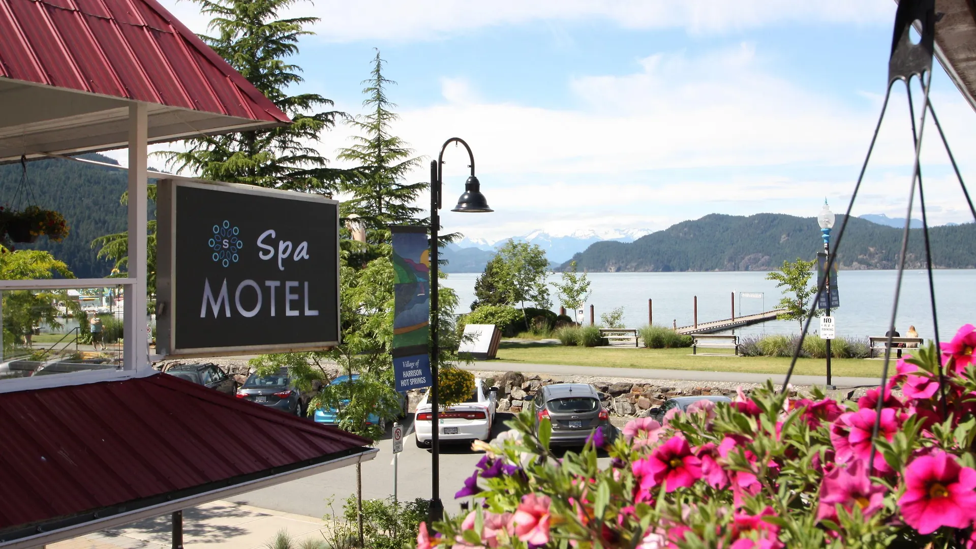 6 Central Hotels Near Sasquatch Park for Easy Lake Access