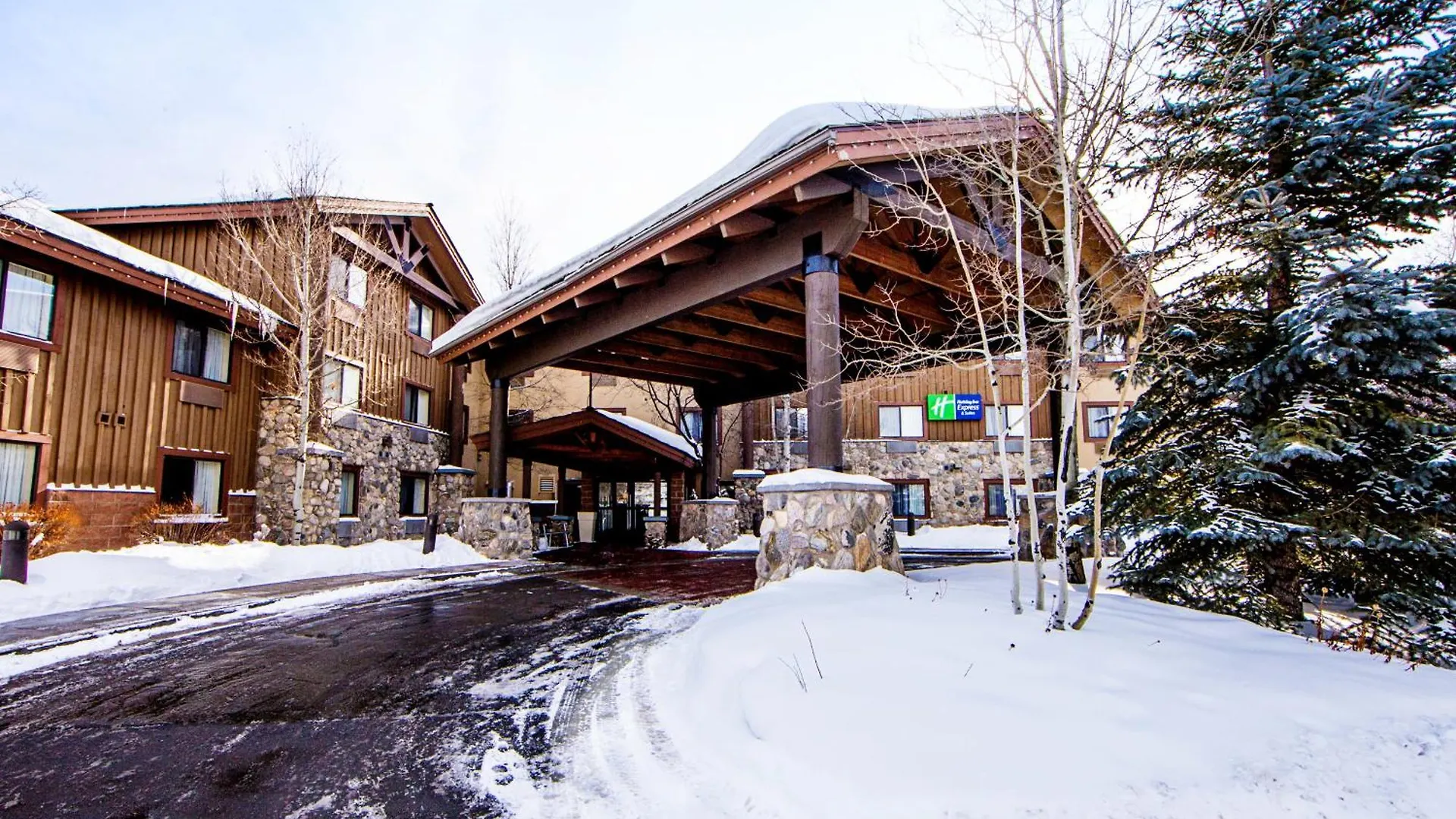 4 Resort Hotels Near Red Pine Gondola for Ski Access