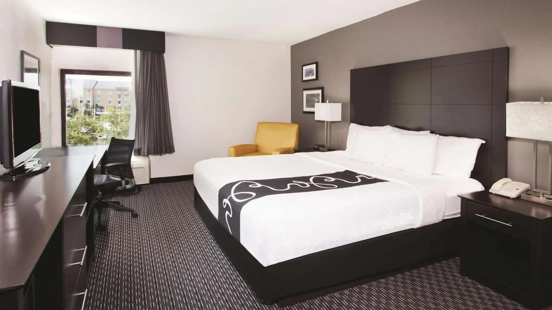 6 Business Hotels Close to Hampton Park, Charleston