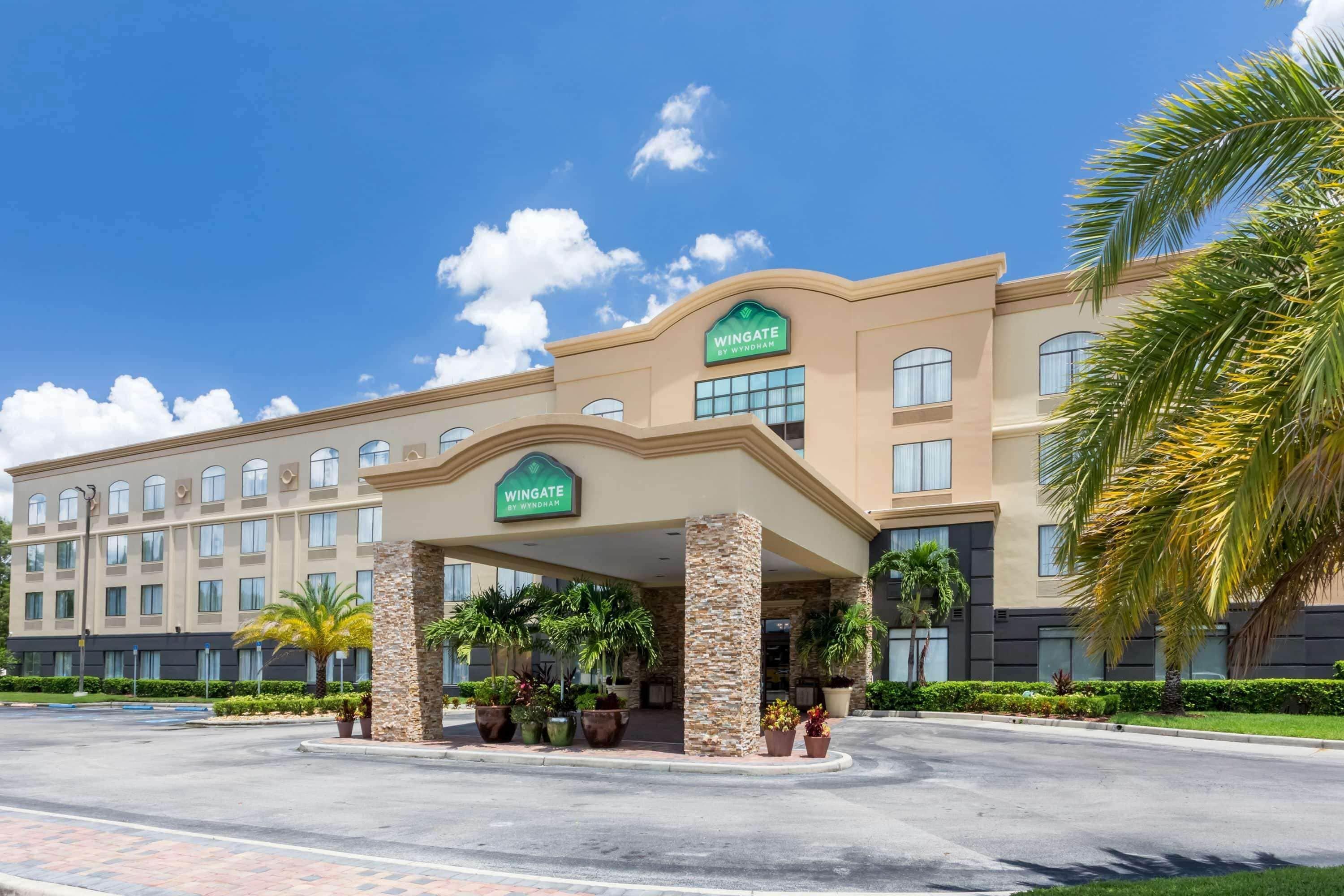 Staying Near Dr. P. Phillips Community Park: 6 Business Hotels Compared