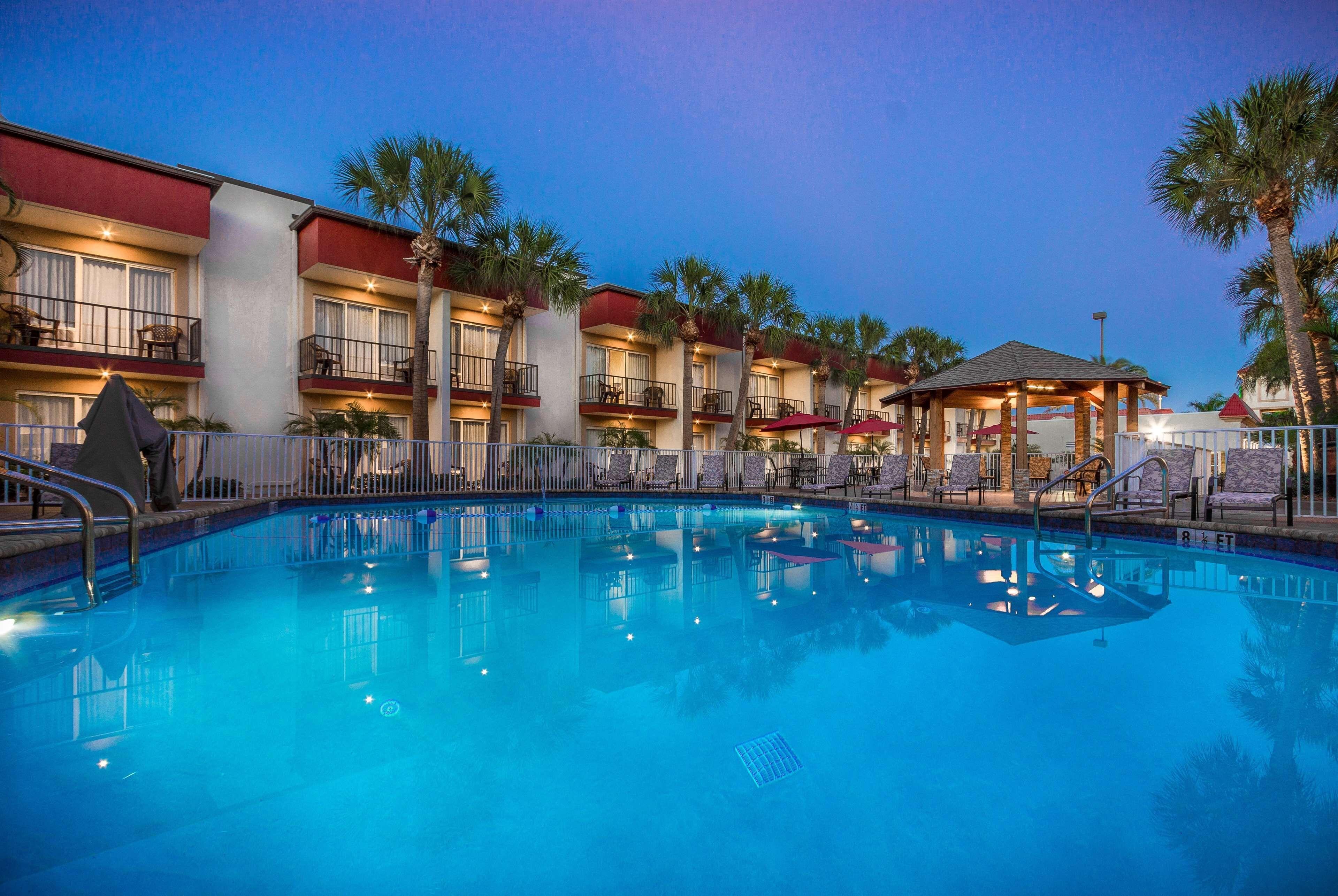 Staying Near Painted Fish Gallery: 6 Airport Hotels Compared