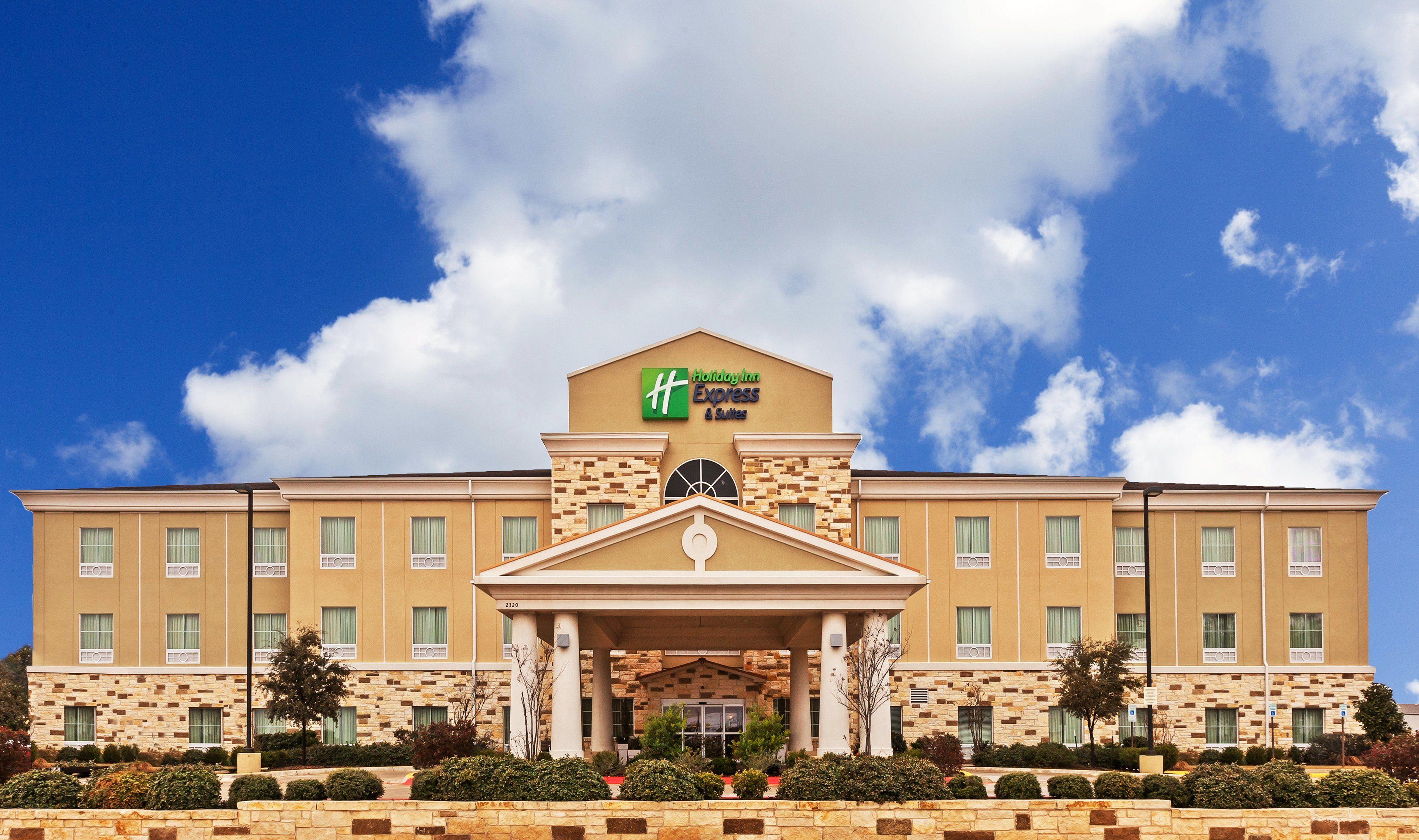 Staying In Texas Wine Country: 5 Historic Hotels Compared