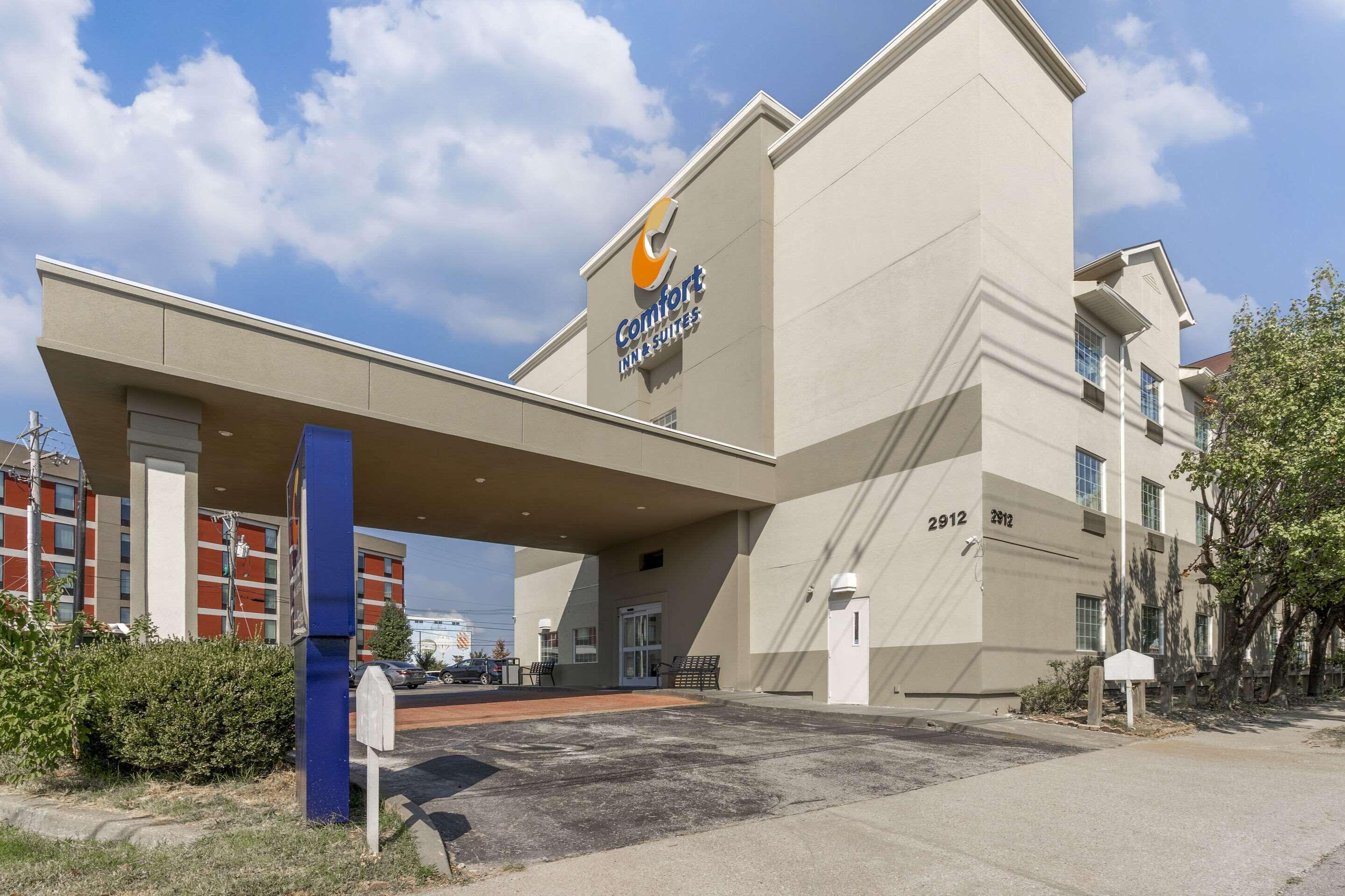 10 Airport Hotels Close to Louisville Galleria Shopping Center