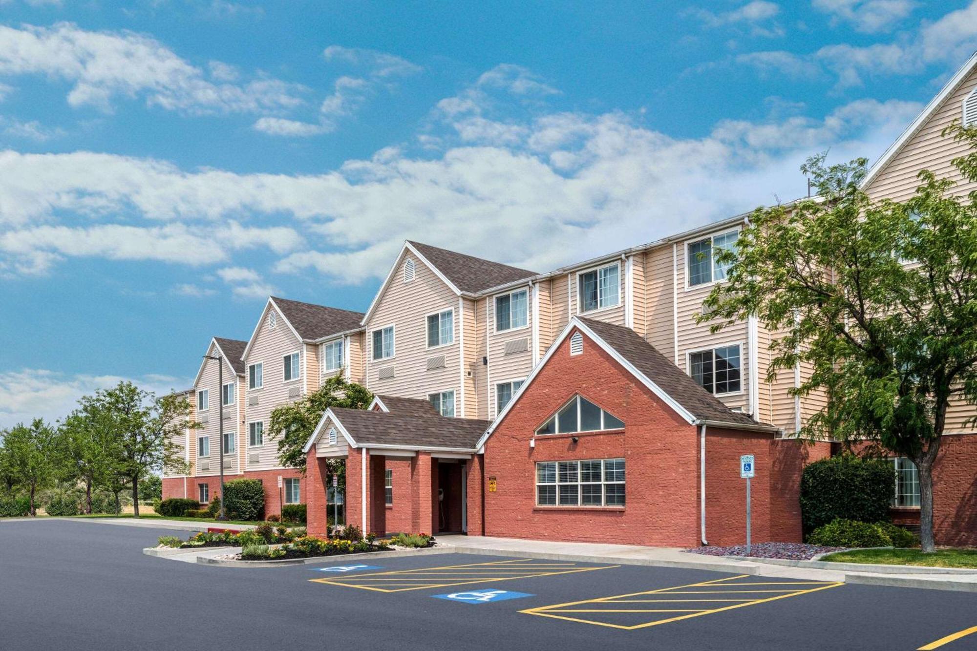 10 Airport Hotels Close to Salt Palace Convention Center