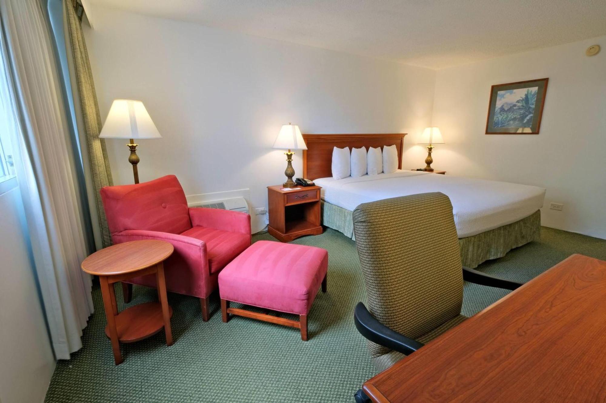 4 Cheap Hotels Near The Contemporary Museum With Pool Access