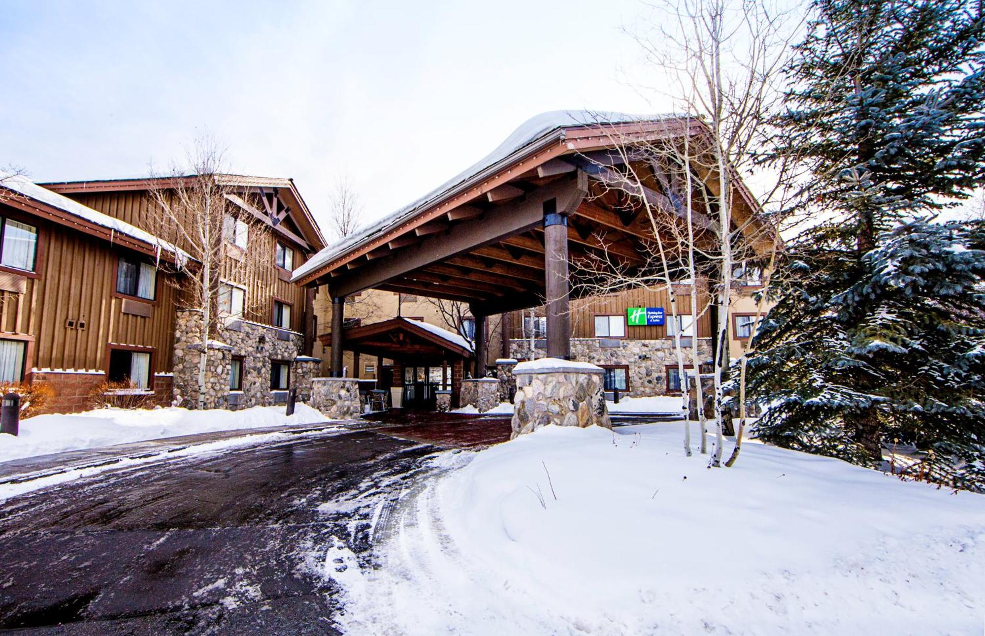 4 Resort Hotels Near Red Pine Gondola for Ski Access