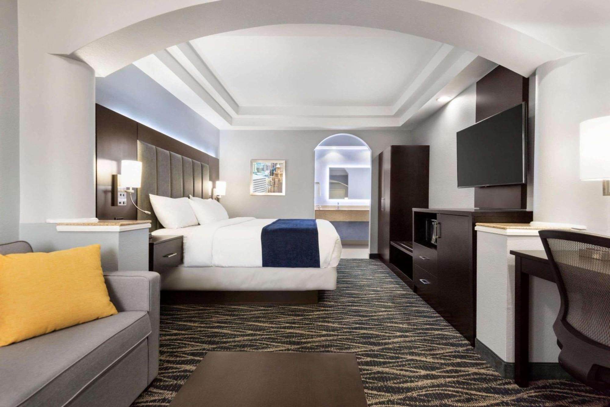 4 Historic Hotels Near Houston Hobby Airport Worth Booking