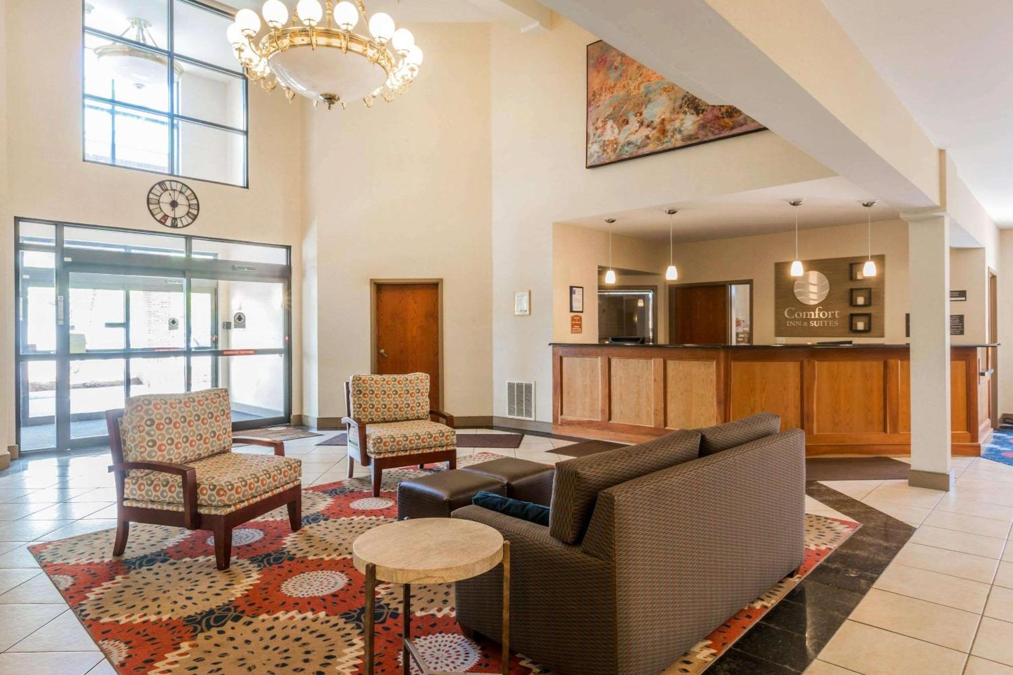 5 Smart Airport Hotels Near Burlington Memorial Auditorium Worth Booking