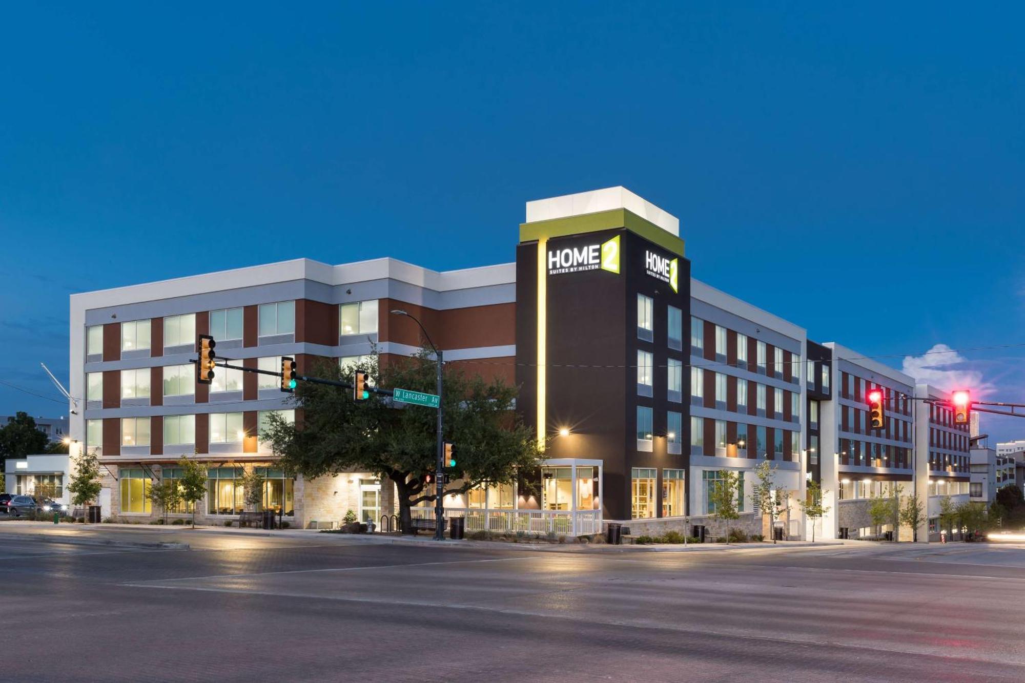 Staying Near Amon Carter Museum: 4 Three-Star Hotels Compared