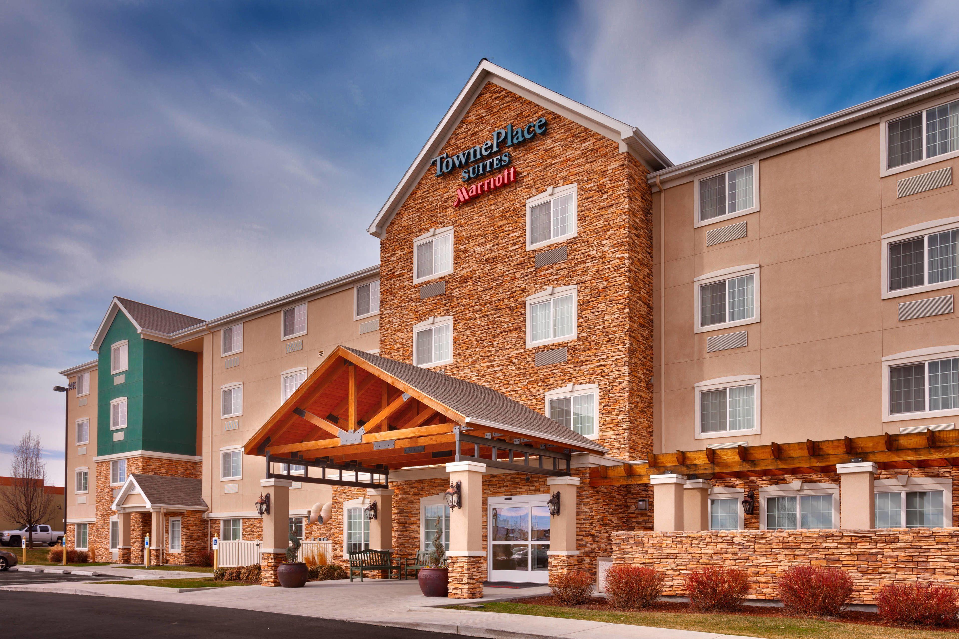 Where to Stay Near Memorial Stadium: 4 Best 3-Star Hotels